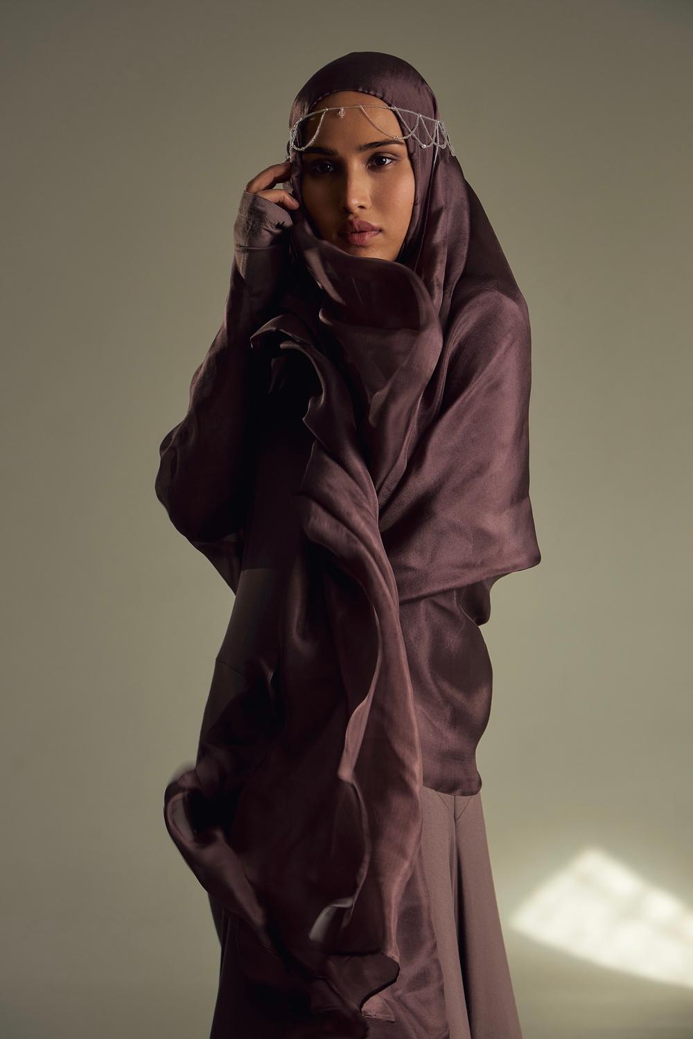 Диадема из чешского бисера и стеклянных бусин прозрачная