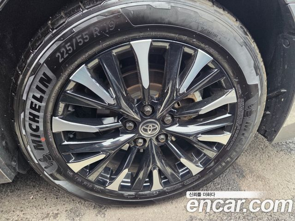 Toyota Alphard 2.5 HEV Executive AWD — 2024