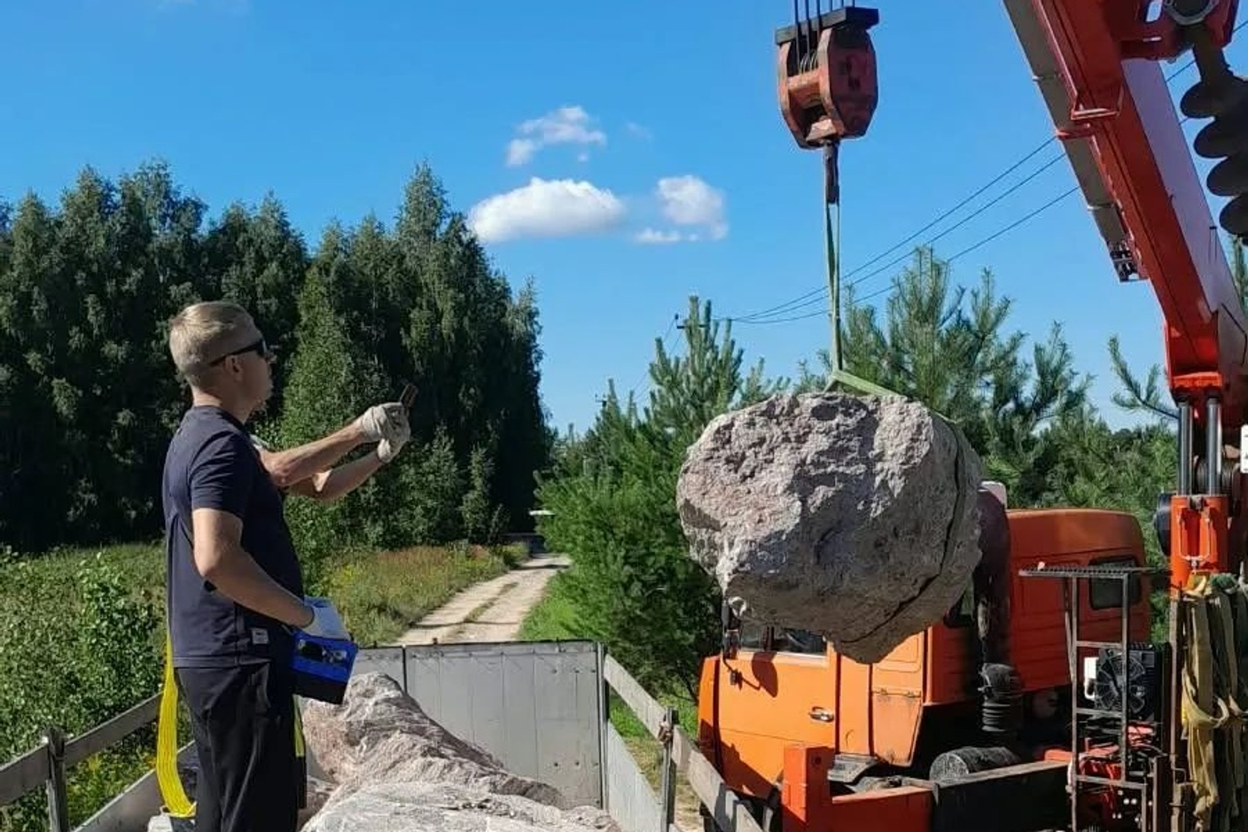 Доставка №2589 от 05 Августа 2026 г. Глыбы камень сланец Серебро и Валун гранитный Казбек тёмно-серый в Ярославскую область.