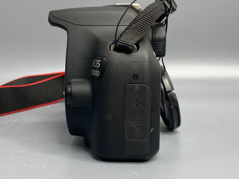 Canon EOS 1200D kit 18-55mm 3.5-5.6 III 3.000 кадров