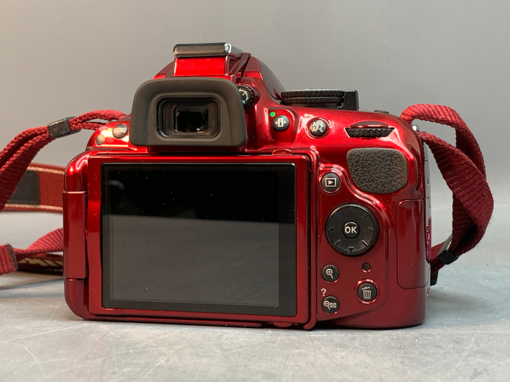 Nikon D5200 Kit 18-55mm f/3.5-5.6G VR 5.200 кадров