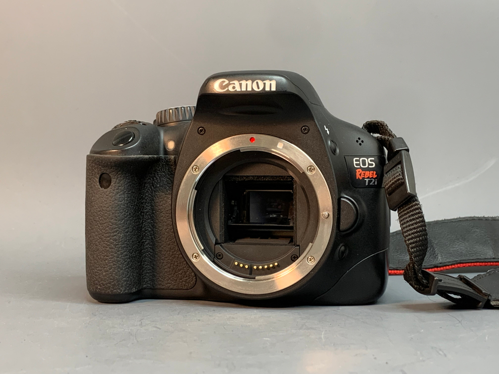 Canon EOS Rebel T2i kit 18-55mm f/3.5-5.6 IS 12.616 Кадров