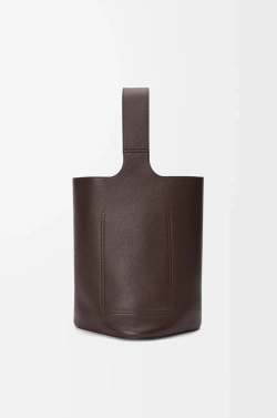 Loewe Большая сумка-ведро Pebble в мягкой зернистой телячьей коже, темно-коричневый
