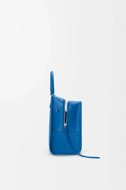 Loewe Большая сумка Amazona 180 из мягкой телячьей кожи, ярко-синий