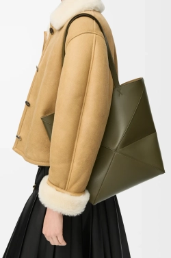 Loewe Средняя складная сумка-тоут Puzzle Fold из блестящей телячьей кожи, темный хаки