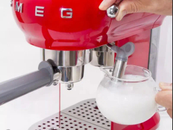 Кофемашина Smeg ECF01RDEU