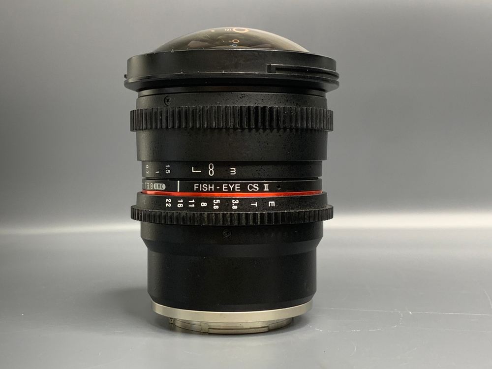 Samyang 8mm 3.8 CS II Sony E передней линзе имеется значительное количество царапин.