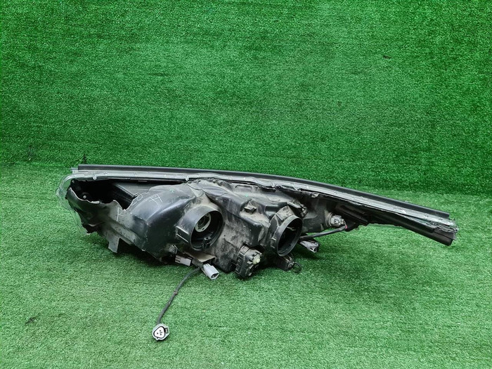 Битая Фара правая Toyota Highlander 3 U50 16-19 галоген