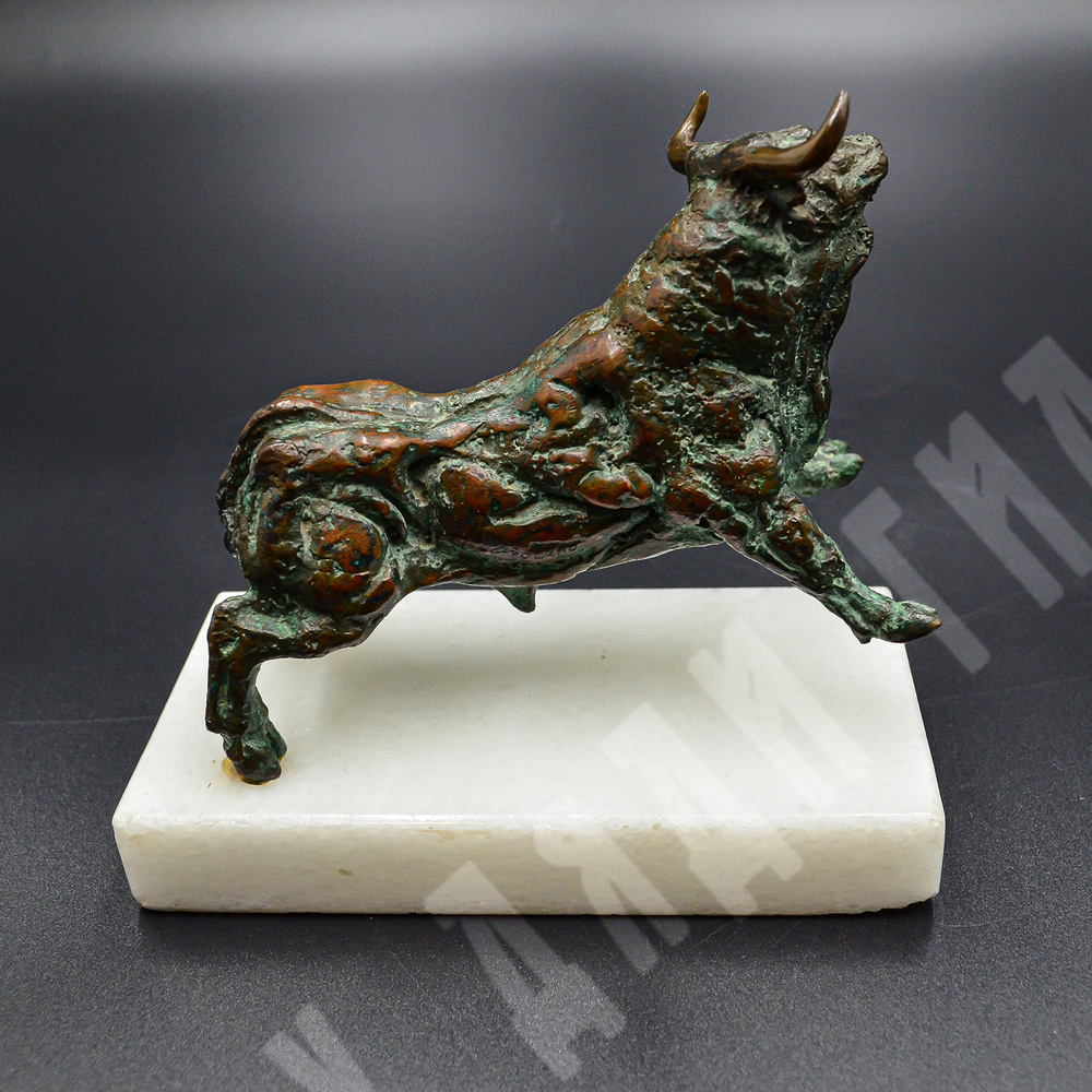 Бронзовая статуэтка быка на мраморном постаменте. Из серии «Toro». Бронза, мрамор, литьё. Испания ХХ