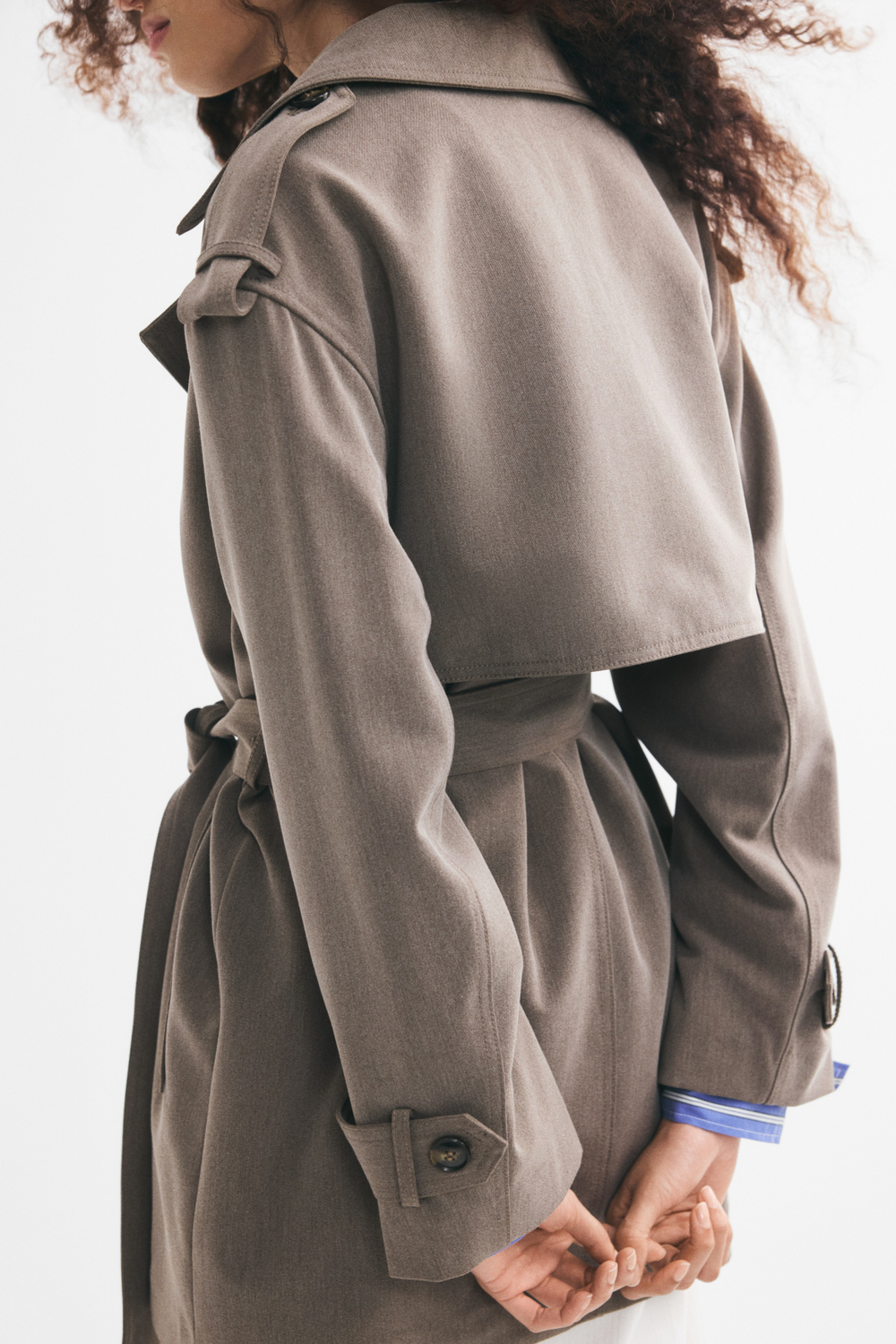 Короткий тренчкот — лацканы с вырезом - H&M