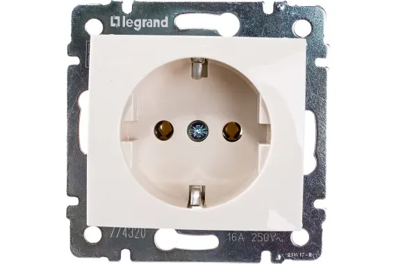 Розетка Legrand Valena с заземлением слоновая кость 04180