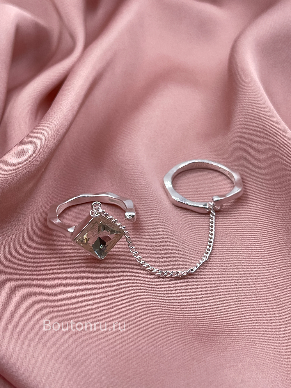 Кольцо двойное серебристое с цепью и камнем