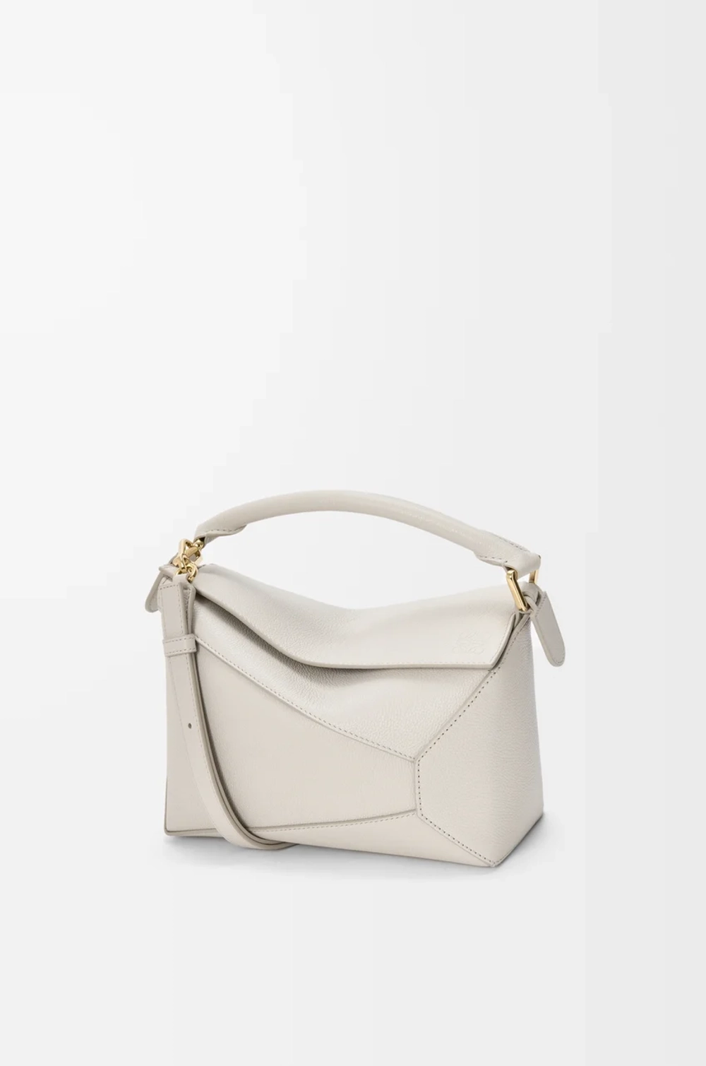 Loewe Маленькая сумка Puzzle Edge из мягкой зернистой телячьей кожи, экрю