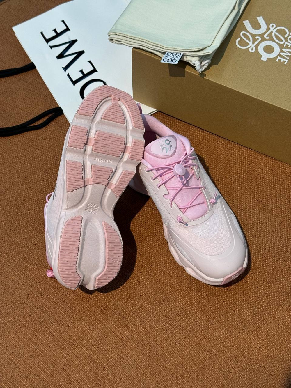 Кроссовки On Running x Loewe