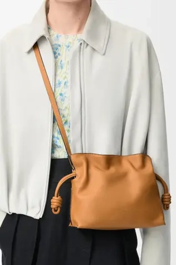 Loewe Мини-клатч Flamenco из телячьей кожи наппа, светло-коричневый