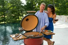 Керамический гриль Kamado Joe Classic II Stand-Alone, 46 см (красный), на столе из дуба