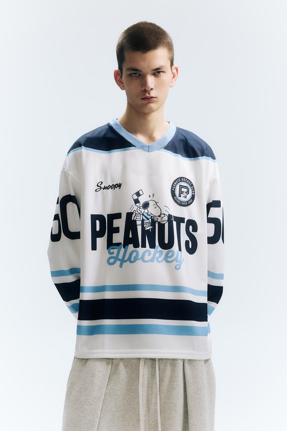 PULL&BEAR Хоккейная футболка с изображением персонажей мультфильма «Peanuts», белый