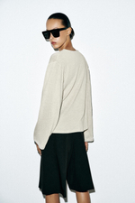 ФУТБОЛКА В СТИЛЕ РУСТИК С V-ОБРАЗНЫМ ВЫРЕЗОМ — ZARA