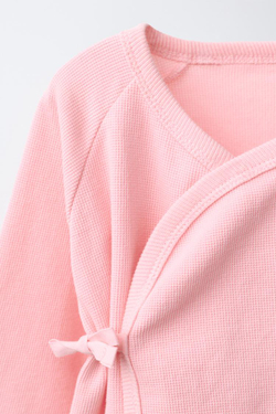 ZARA КОМПЛЕКТ ИЗ ФУТБОЛКИ НА ЗАПАХ И ФАКТУРНЫХ ЛЕГИНСОВ, РОЗОВЫЙ