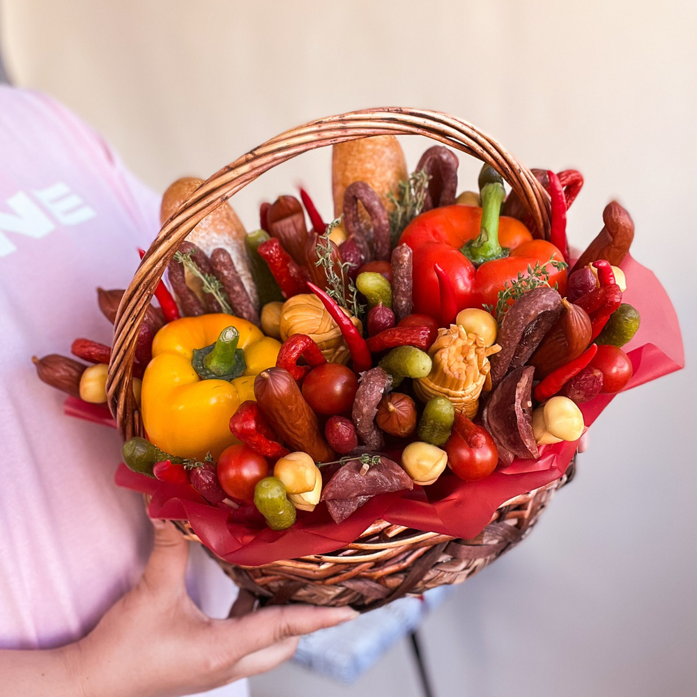 мужская корзинка из копченых колбасок, ассорти перцев, багета, сыра, помидоров , мясных чипсов и маринованных огурчиков