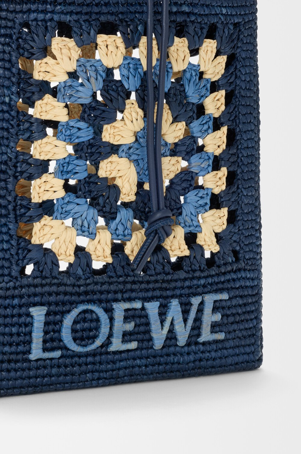 Loewe Сумка-мешок Patch Crochet на шнурке из телячьей кожи и рафии, темно-синий