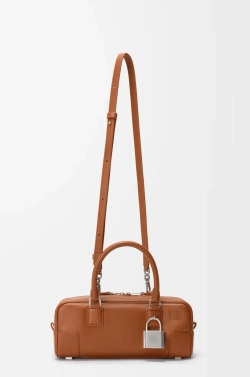 Loewe Укороченная сумка Amazona 23 из блестящей телячьей кожи, светло-коричневый