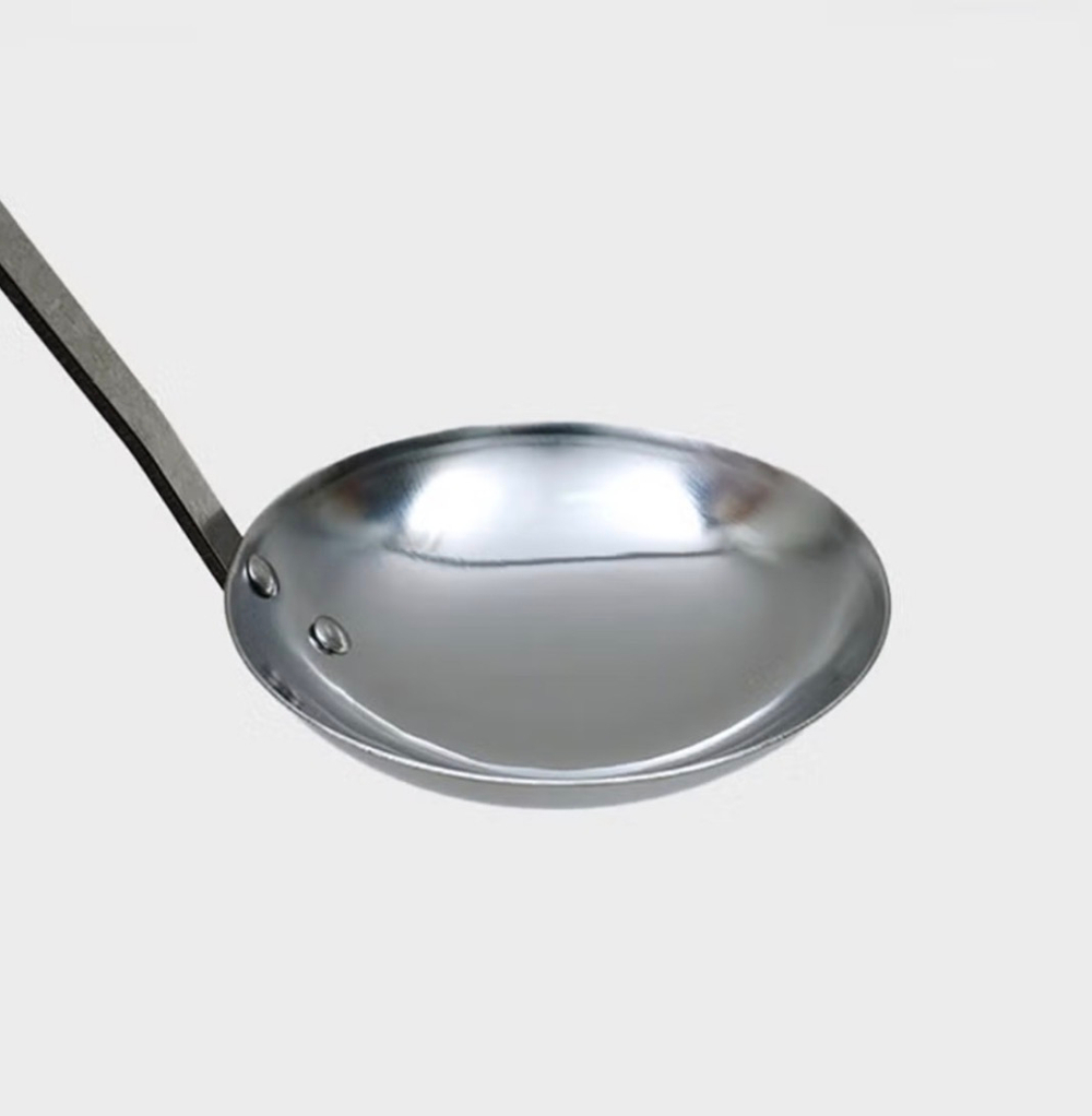 Половник с деревянной ручкой
