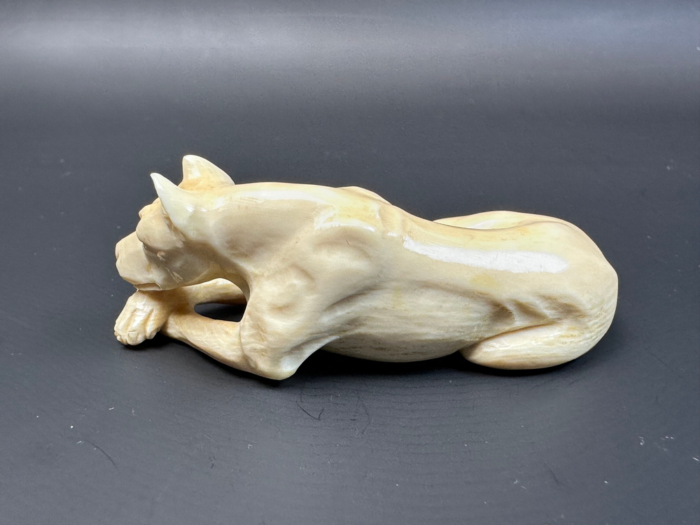 Резная фигура из кости «Лежащая собака»