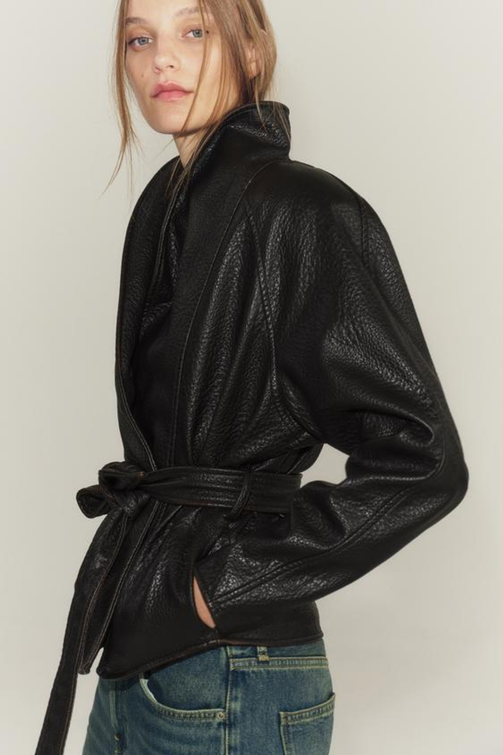 ZARA КУРТКА ИЗ ИСКУССТВЕННОЙ КОЖИ С ПОЯСОМ — ZW COLLECTION, ТЕМНО-КОРИЧНЕВЫЙ