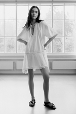 Хлопковое платье с кружевными вставками — короткая модель - H&M