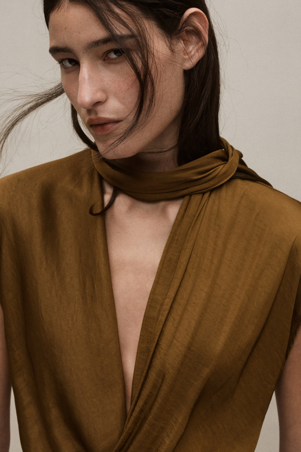 Атласное платье с шарфом - H&M