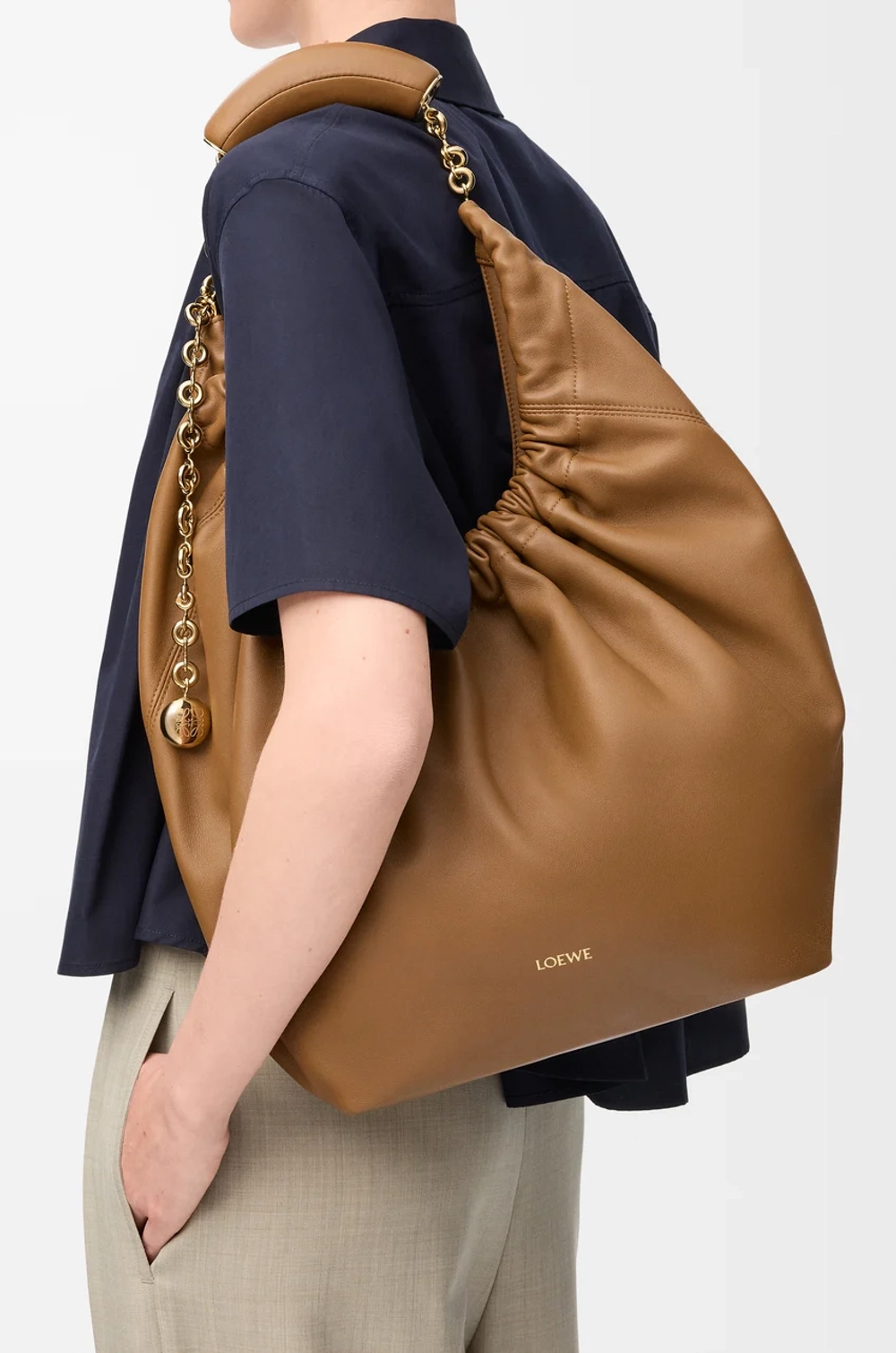 Loewe Средняя сумка-мешок Squeeze из мягкой кожи ягненка наппа, светло-коричневый