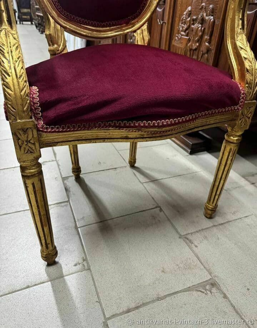 Старинное кресло