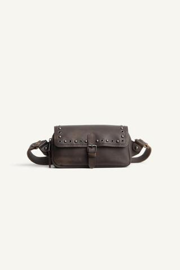 ZARA КОЖАНАЯ СУМКА НА РЕМНЕ С ЗАКЛЕПКАМИ, КОРИЧНЕВЫЙ