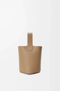 Loewe Мини-сумка-ведро Pebble из мягкой зернистой телячьей кожи, светло-коричневый