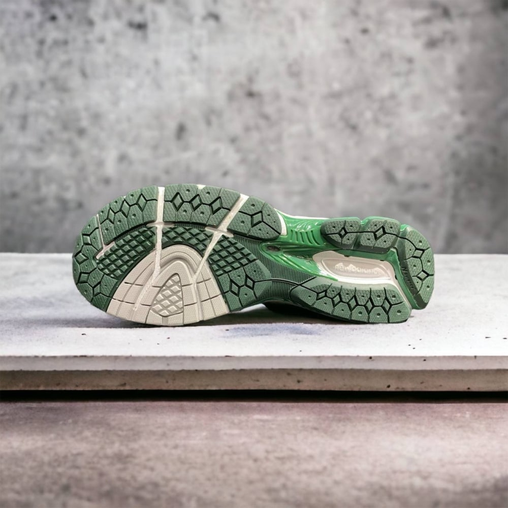 New Balance 860v2 • Green