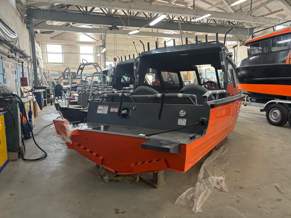 Алюминиевая лодка BERKUT L-HT NEW капот+длинная полурубка