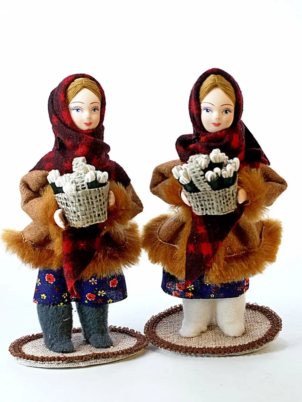 Кукла девочка с корзиной подснежников