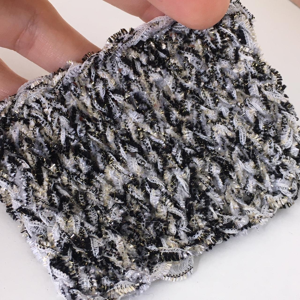 67% Royal вискоза 21% фибра 12% фибра металлизированная Lineapiu Cristallo 230м/100гр col 3266 Lame Oro/ Nero Bianco.