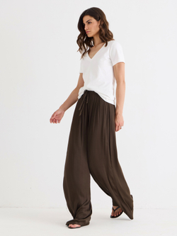 Футболка с глубоким V-вырезом без отворотов