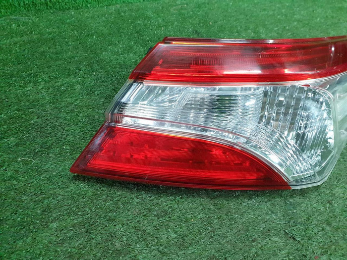 Фонарь правый внеш Toyota Camry xv70 17-нв галоген