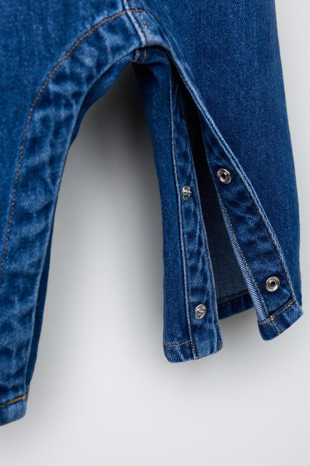 ZARA ДЛИННЫЙ ДЖИНСОВЫЙ КОМБИНЕЗОН, ВЫЦВЕТШИЙ СИНИЙ