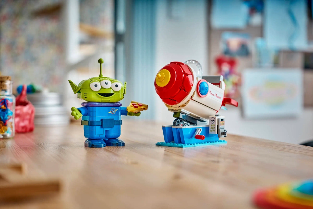 Конструктор LEGO Disney 43307 Alien with Pizza Planet Rocket Ride