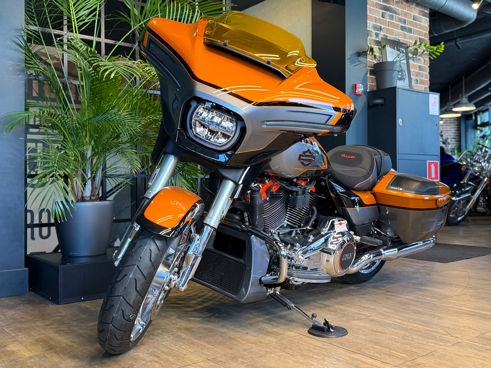 CVO Street Glide "Torched Orange CVO Tri-Tone" (2026)