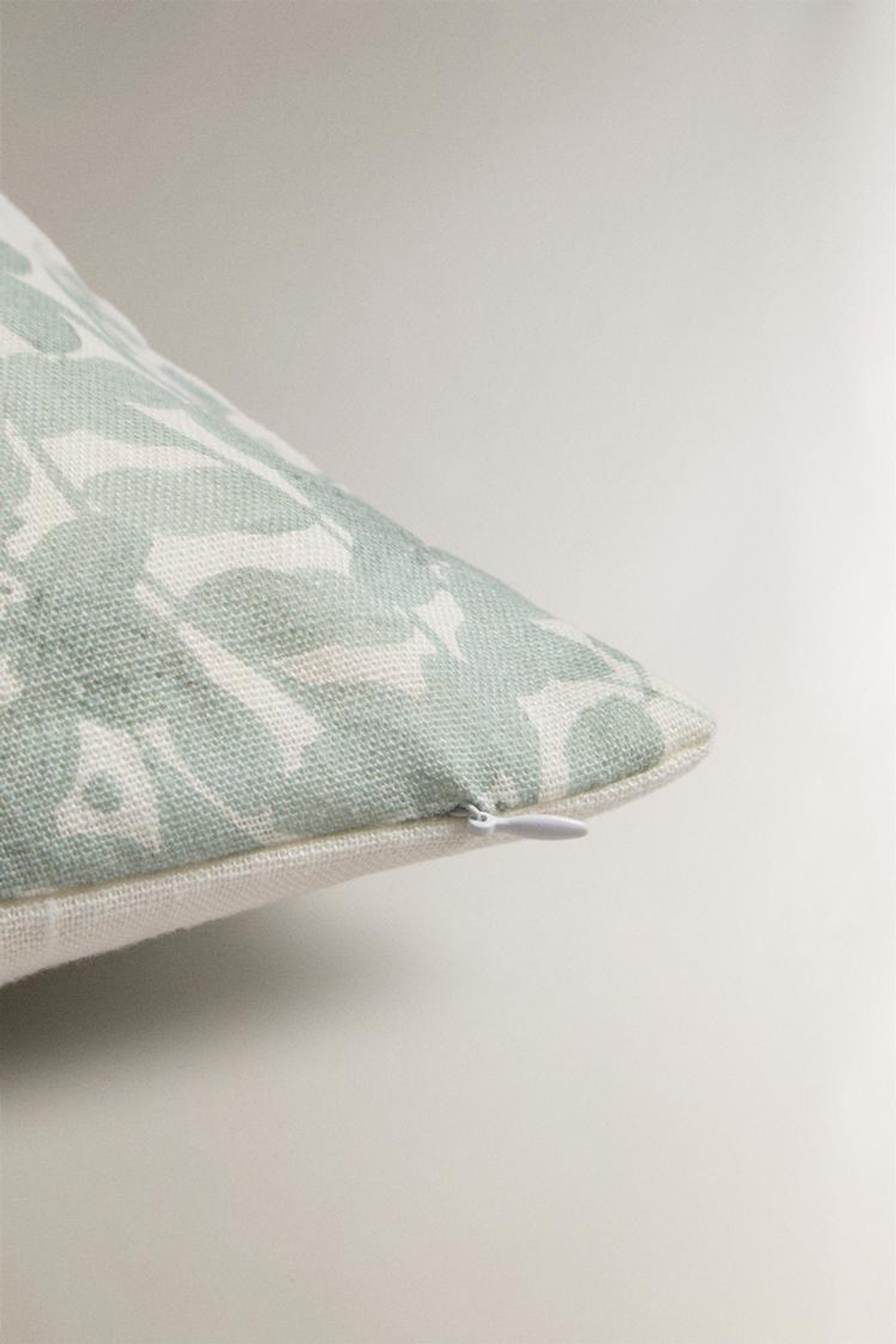 ZARA HOME ЧЕХОЛ ДЛЯ ДЕКОРАТИВНОЙ ПОДУШКИ С УЗОРОМ «ЛИСТЬЯ», МЯТНЫЙ