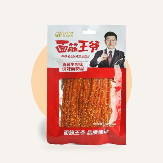 Латяо KYRON со вкусом острой говядины 76 г — упаковка на фирменном фоне OH MY GEEK