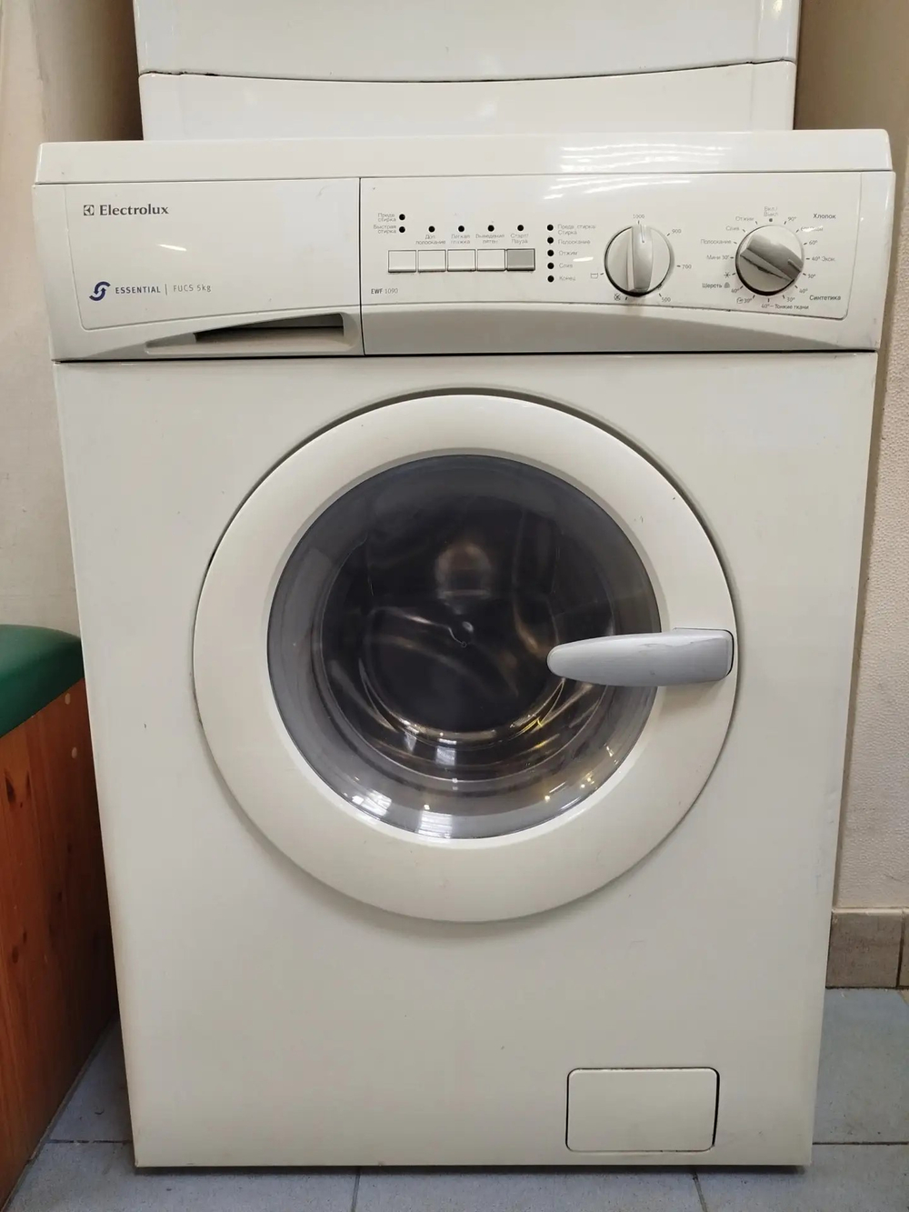 Стиральная машина Electrolux EWF1090 б/у фронтальная 5 кг до 1000 об/мин