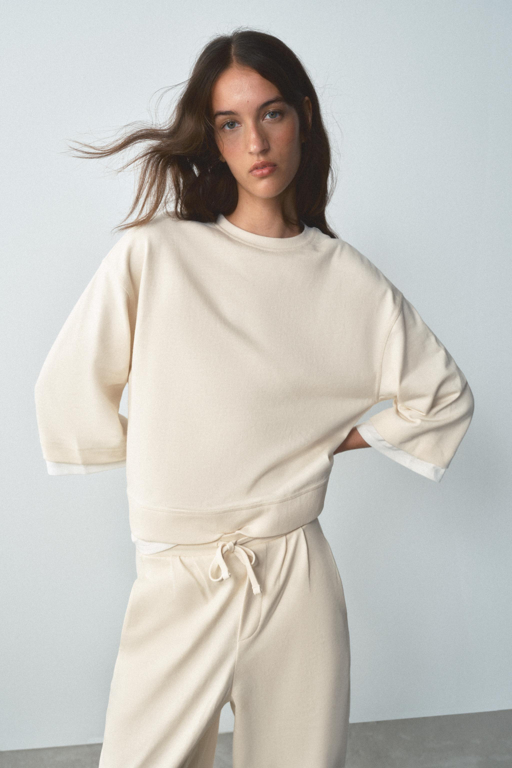 ТОЛСТОВКА С ДЛИННЫМИ РУКАВАМИ И КОНТРАСТНОЙ ВСТАВКОЙ — ZARA