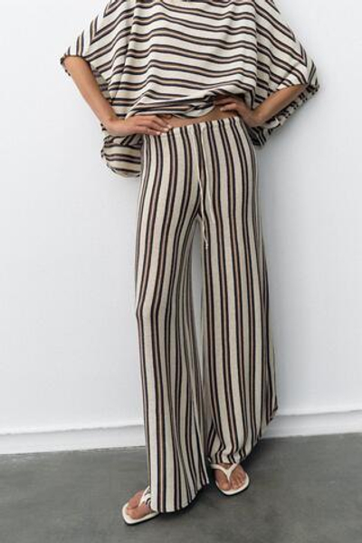 БРЮКИ ИЗ ФАКТУРНОЙ ТКАНИ С РАЗРЕЗАМИ — ZARA