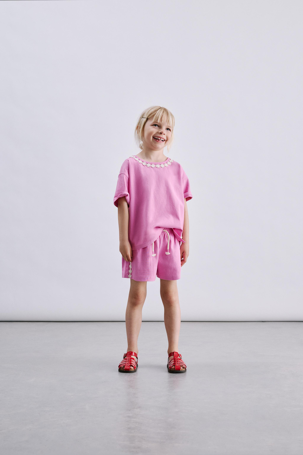 ZARA ПЛОТНЫЕ ШОРТЫ ИЗ МЯГКОЙ ТКАНИ С ЦВЕТОЧНЫМ ПРИНТОМ, МЯГКИЙ РОЗОВЫЙ